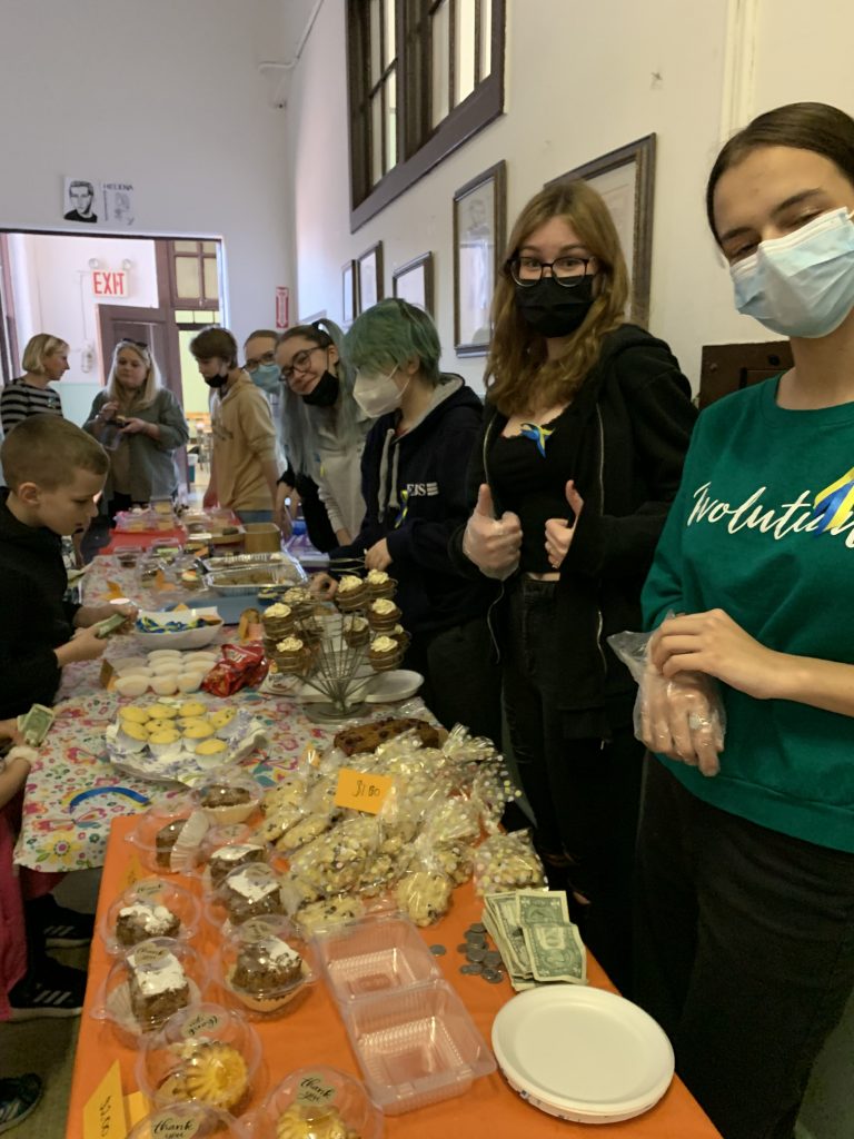 „Kiedy pomagamy innym, pomagamy sobie” – kiermasz słodkości na rzecz dzieci z Ukrainy