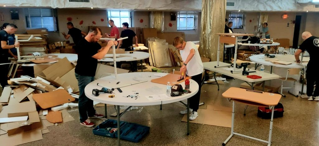 Rodzice składają nowe meble