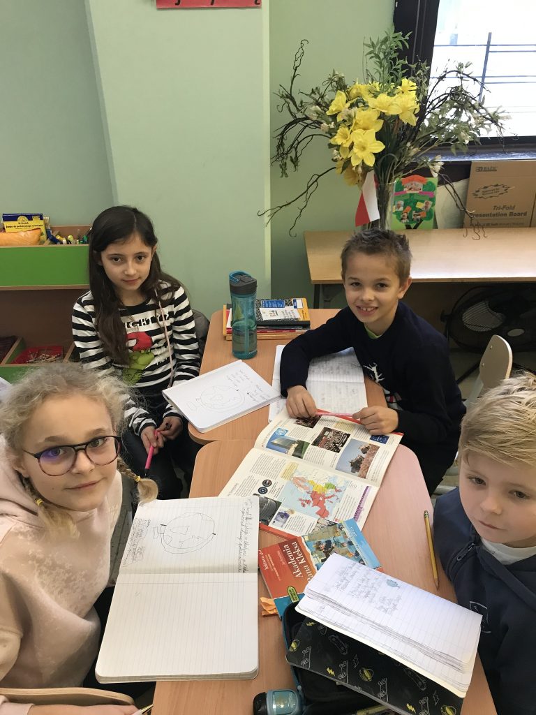 Lekcja plecenia liter na języku polskim w klasie 4 a i b