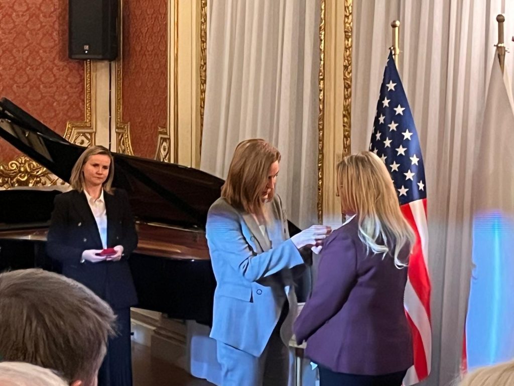 Medal Komisji Edukacji Narodowej dla Dyrektora Szkoły – p. Anety Prejsnar